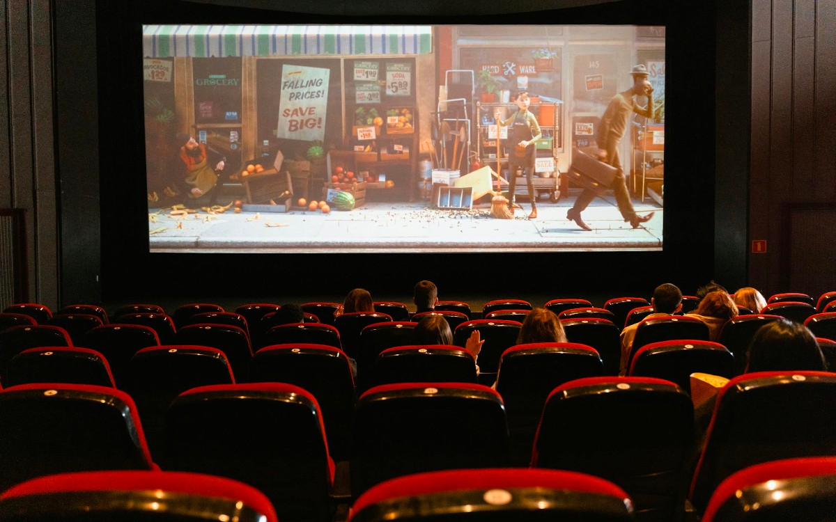 Cines deberán exhibir películas dobladas al español con audiodescripción: SCJN