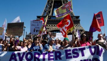 Francia se convierte en primer país en incluir derecho al aborto en su Constitución
