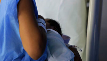 Lactancia materna tras la vacuna de refuerzo contra Covid puede transmitir anticuerpos