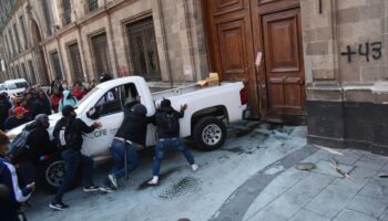 Normalistas y simpatizantes de Ayotzinapa tiran puerta de Palacio Nacional | Videos