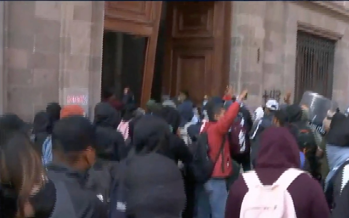 Presuntos normalistas tiran puerta de Palacio Nacional