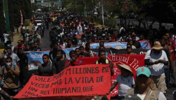 Marchan en Chilpancingo para exigir justicia por el asesinato de normalista Yanqui Kothan