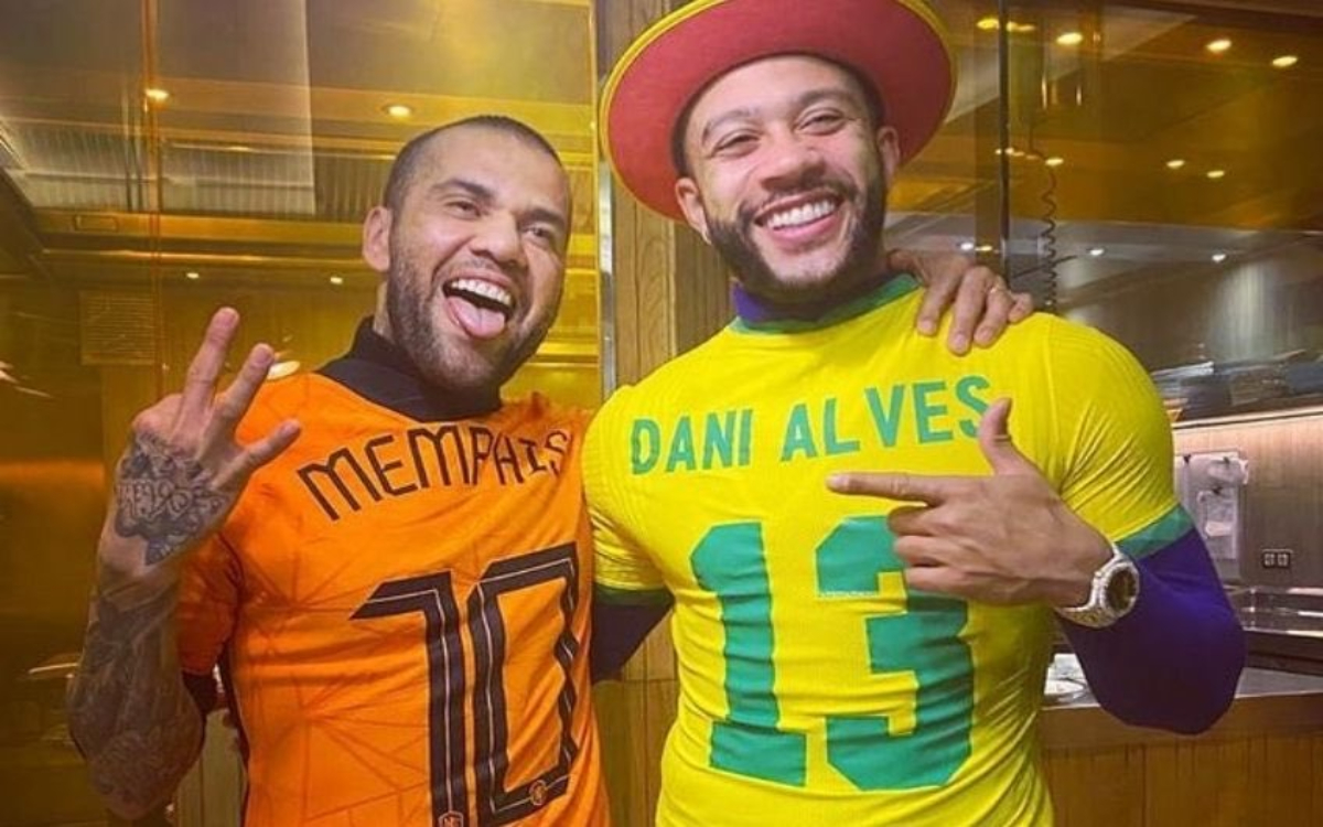 Desmienten que Memphis Depay haya prestado dinero a Dani Alves