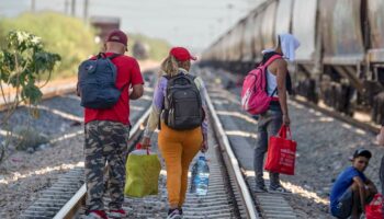 México ha estado actuando como amortiguador de migrantes: Cossío