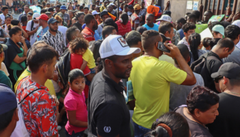 Miles de migrantes duermen frente a las oficinas de la Comar en busca de asilo