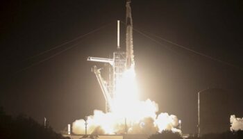 La NASA y Space X lanzan con éxito su octava misión comercial tripulada a la EEI