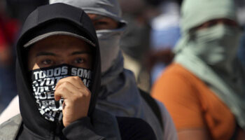 Normalistas de Ayotzinapa exigen destituir a jefe de la policía de Guerrero