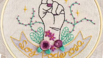 La gráfica y el arte textil se unen en el Círculo de bordado feminista en el Museo Nacional de la Estampa