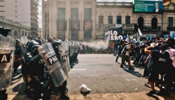 Policía argentina carga contra las manifestaciones en defensa de los comedores populares