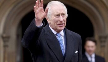 Reaparece Carlos III y saluda a la multitud tras asistir a una misa en Windsor