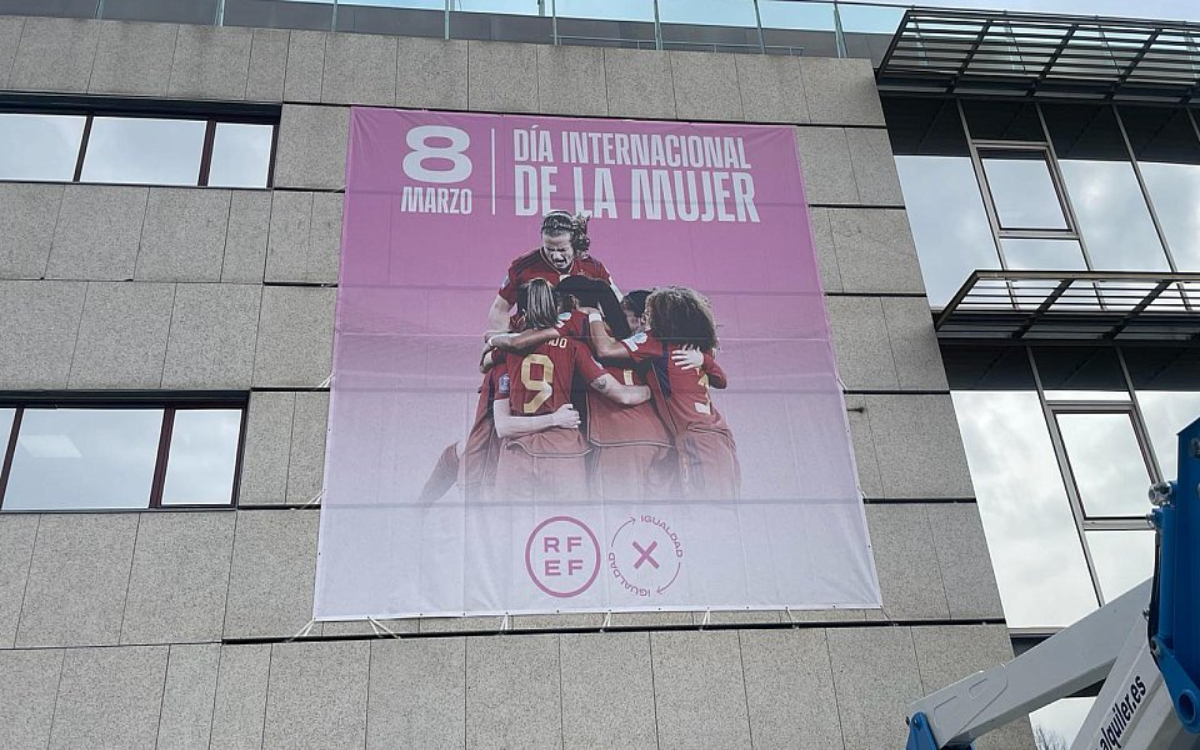 RFEF rinde en su fachada un homenaje al Día Internacional de la Mujer (8M) | Video