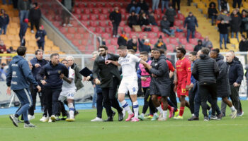 Despide Lecce a su técnico por agredir a un jugador rival | Video