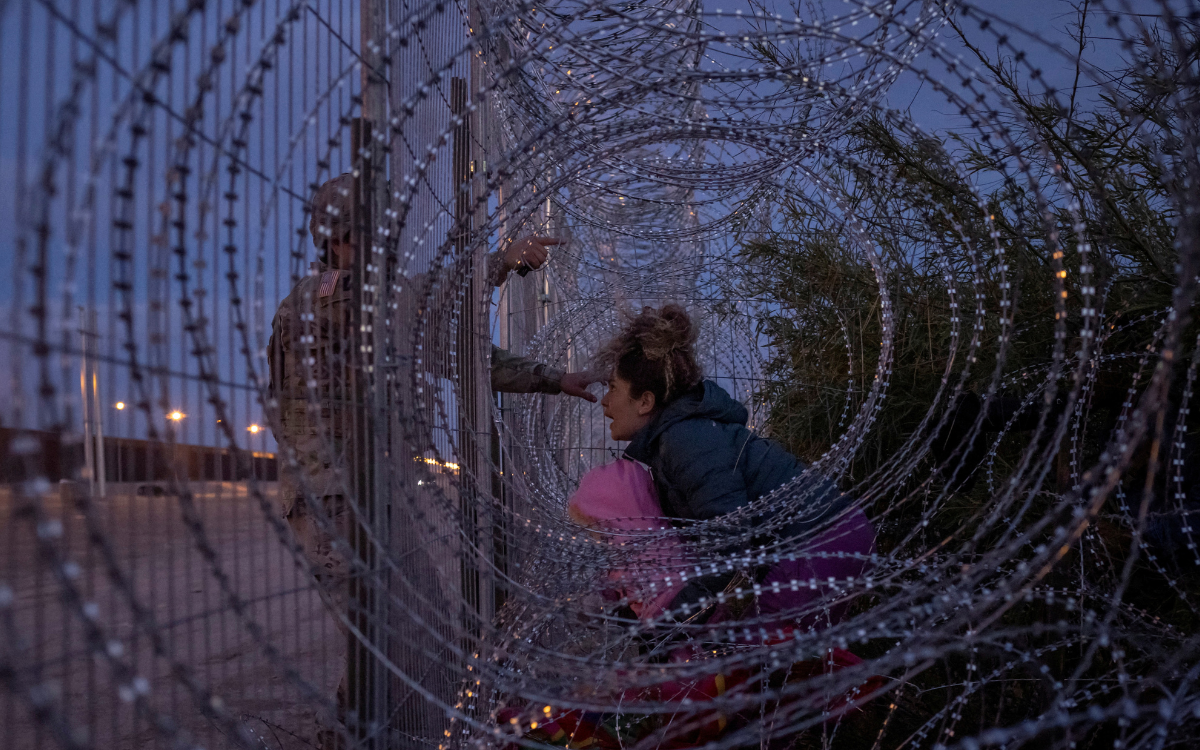 Corte de EU bloquea polémica ley migratoria de Texas mientras la evalúa