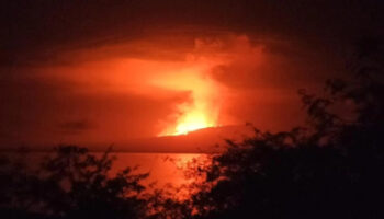 Volcán en Galápagos entra en erupción