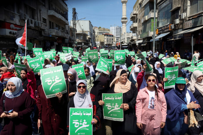 Foto: Reuters | Los manifestantes portan banderas durante una protesta en apoyo de los palestinos en Gaza en Ammán, Jordania.
