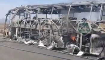 Autobús de pasajeros se incendia en carretera de Sinaloa | Video