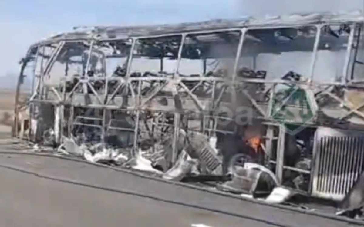 Autobús de pasajeros se incendia en carretera de Sinaloa | Video