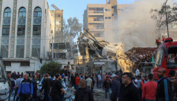 Presunto bombardeo israelí destruye consulado iraní en Siria