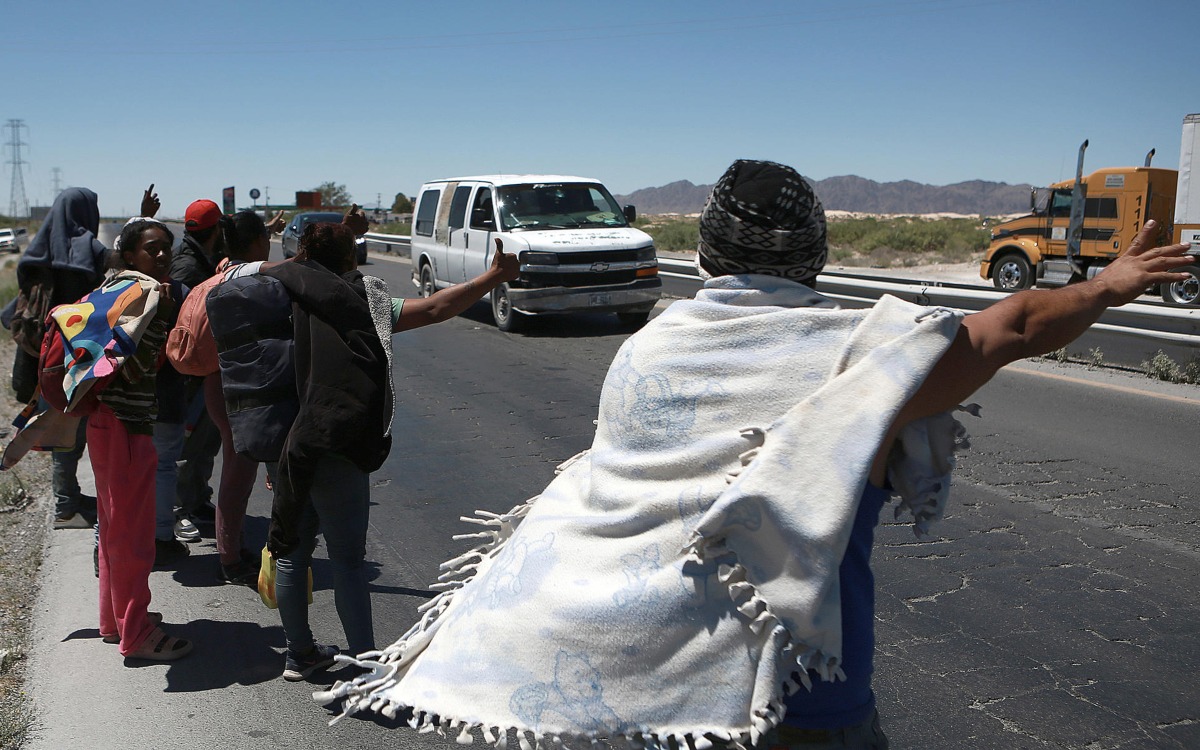 Detienen a pareja que cruzaba migrantes a EU; esta cantidad cobraba