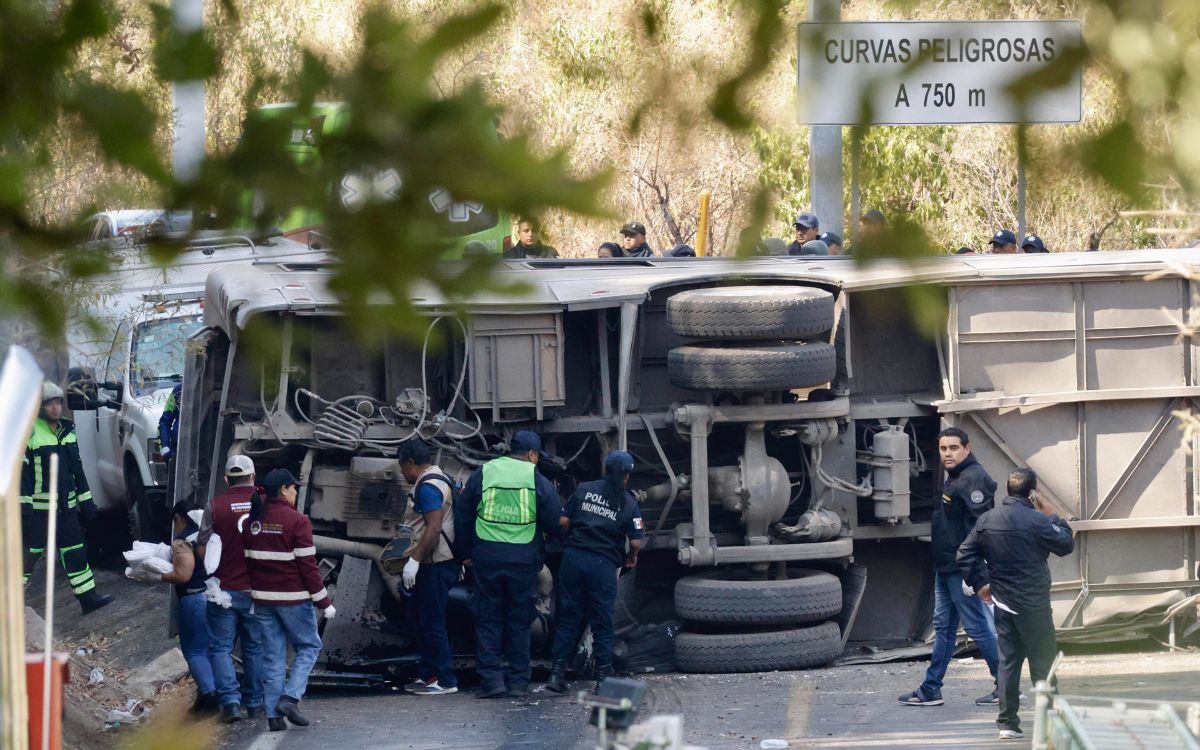 edomex: al menos 14 muertos deja la volcadura de un autobús