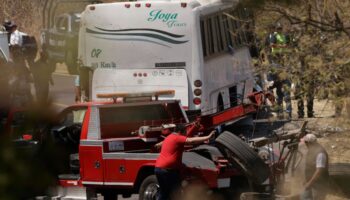 Edomex: al menos 18 muertos deja la volcadura de un autobús