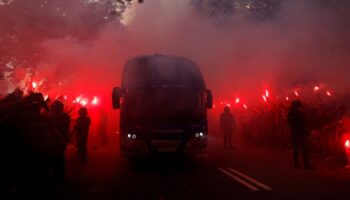 Aficionados del Barça apedrean camión de su equipo... ¡pensando que era del PSG! | Video