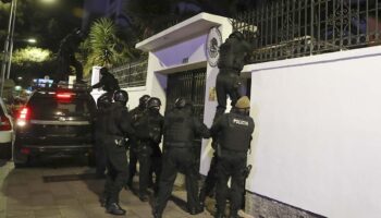 'Nadie comparte la decisión de allanar la embajada de México en Quito': Beatriz Paredes