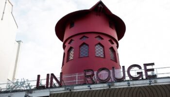 Se desploman las aspas del icónico cabaret Moulin Rouge de París | Video