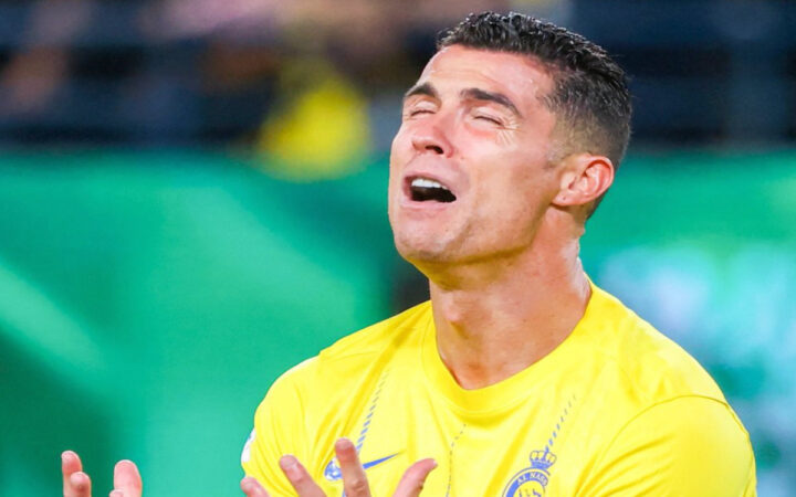 Sacan la roja a CR7 y amaga con golpear al árbitro | Video