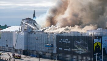 Incendio arrasa con histórica bolsa de valores de Copenhague, Dinamarca