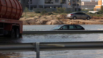 Fotos | Emiratos bajo el agua tras sus peores lluvias en 75 años; 19 personas perdieron la vida