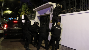 Gobiernos de Latinoamérica rechazan irrupción en la embajada de México en Ecuador