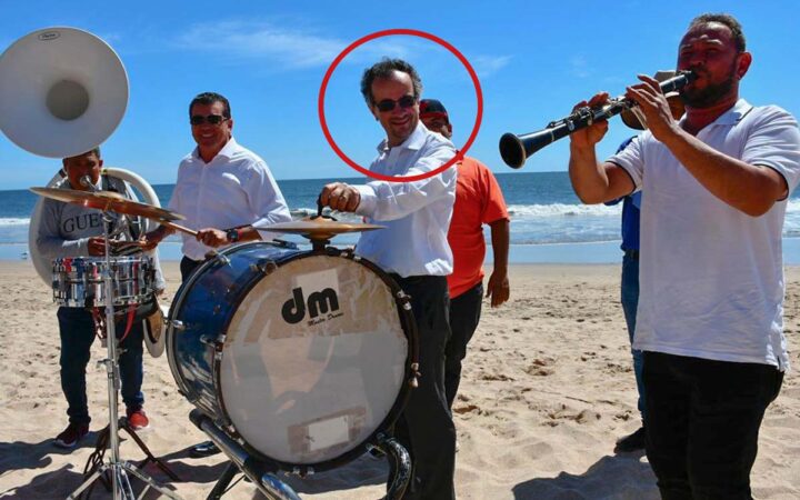 Embajador de Reino Unido en México toca y baila banda en playa de Mazatlán | Video Embajador de Reino Unido en México toca y baila banda en playa de Mazatlán | Video