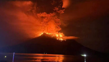 Así se vio la impactante erupción del volcán Ruang en Indonesia | Video