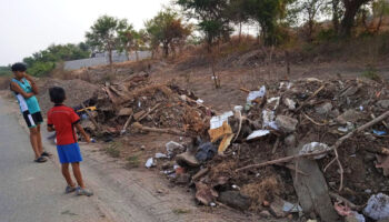 Arrojan escombros de obra del Interoceánico frente a casa de ambientalista