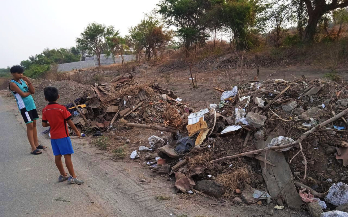 Arrojan escombros de obra del Interoceánico frente a casa de ambientalista