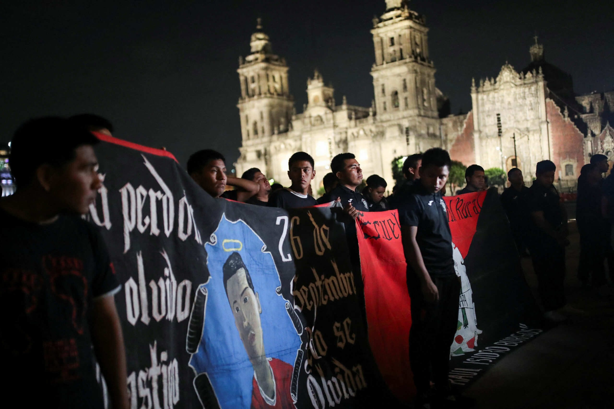 familias de los 43 de ayotzinapa instalan plantón en el zócalo