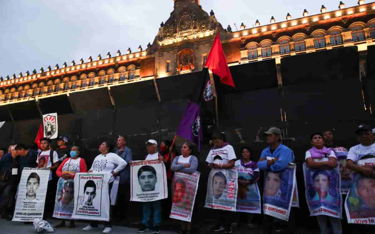 Familias de los 43 de Ayotzinapa instalan plantón en el Zócalo