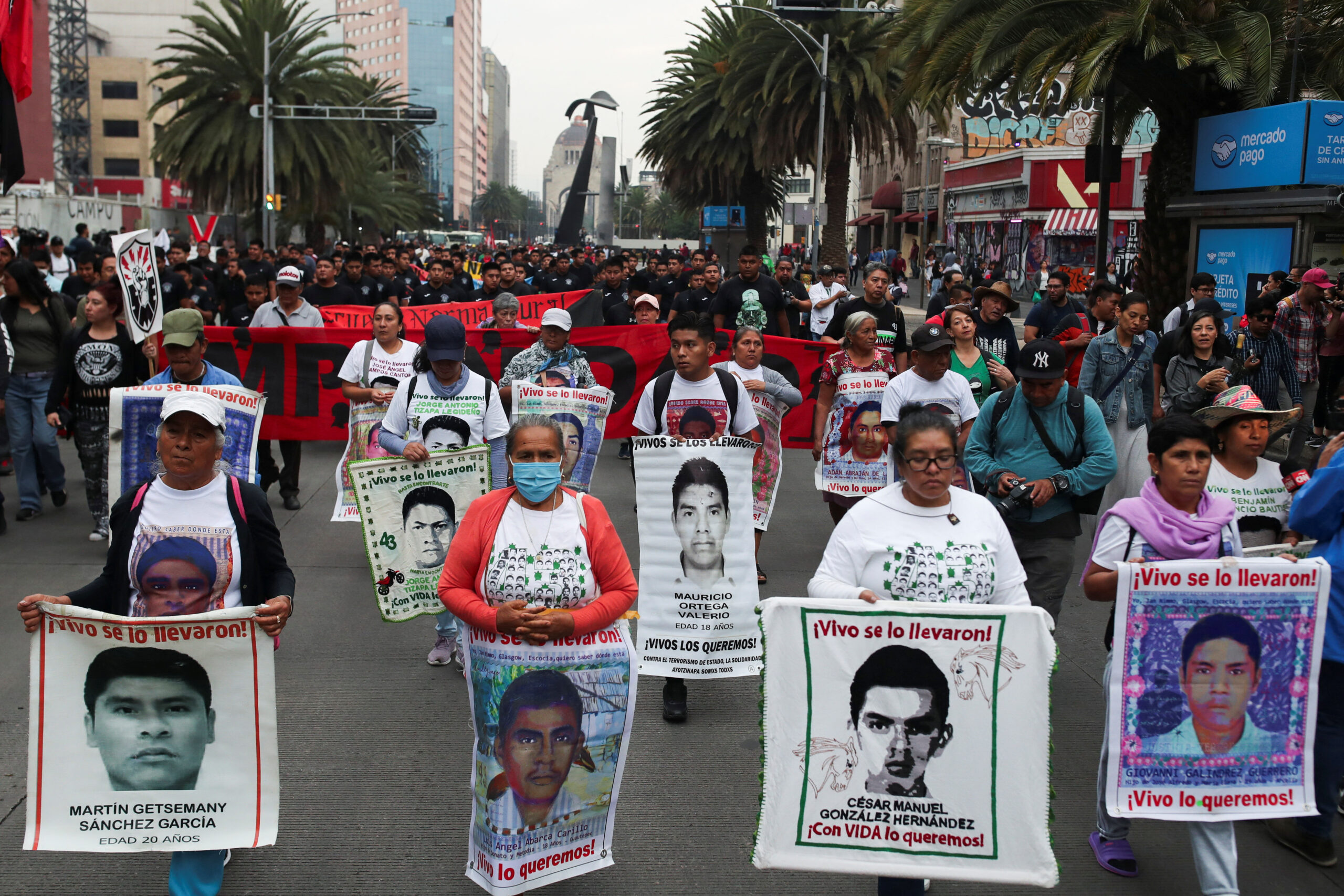 familias de los 43 de ayotzinapa instalan plantón en el zócalo