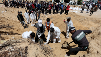 Al menos 310 cuerpos son exhumados de fosas comunes en Gaza; ONU, 'horrorizada' por hallazgos