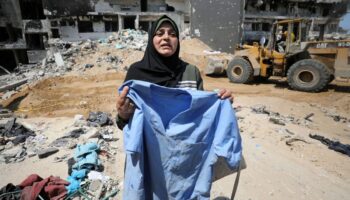 Hallan nueva fosa común con más de treinta cuerpos junto al hospital Al Shifa en Gaza