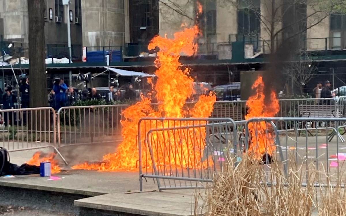 Fallece hombre que se prendió en fuego frente a Corte NY y advertía ‘golpe fascista apocalíptico’