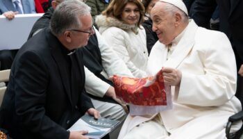 Jesuitas mexicanos entregan a Papa Francisco 'Compromiso por la Paz' firmado por Sheinbaum, Xóchitl y Máynez