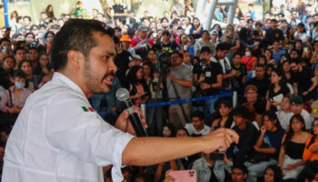 Atropellada conferencia de Máynez en la UAM ante público dividido