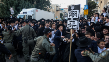 Miles de judíos ultraortodoxos protestan en Jerusalén en contra de su reclutamiento al ejército