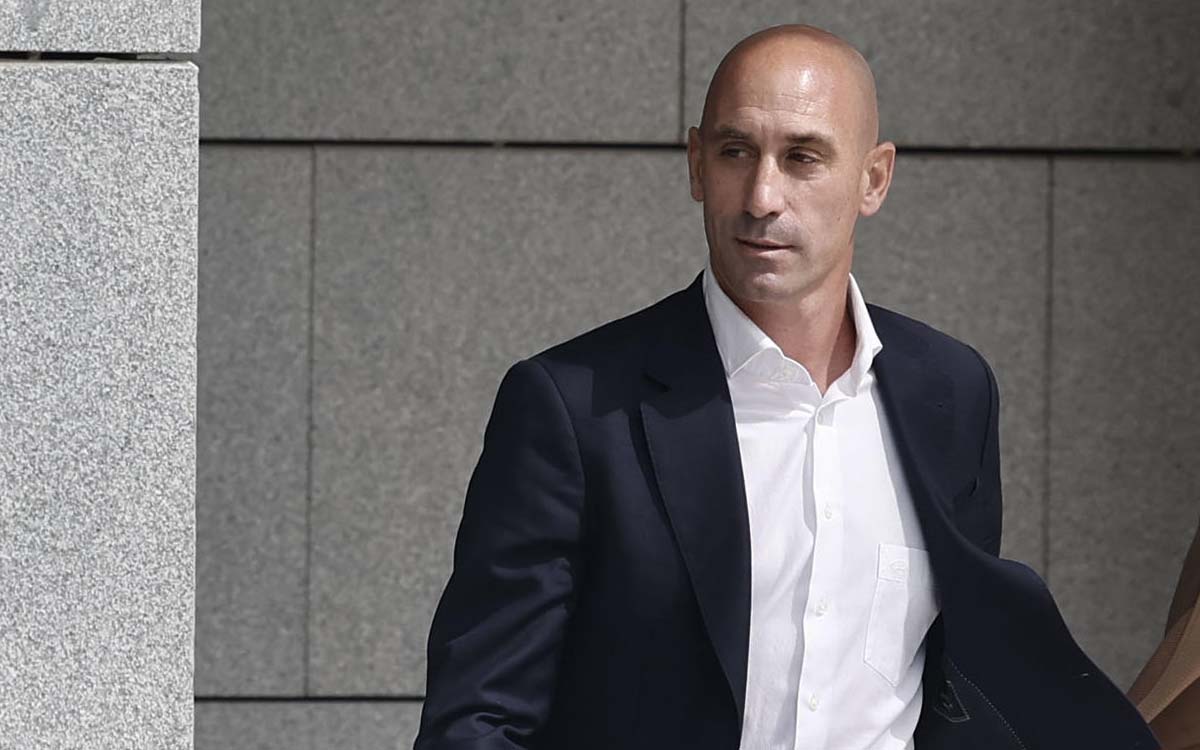 La Guardia Civil detiene a Luis Rubiales a su llegada a España; lo libera tras declarar