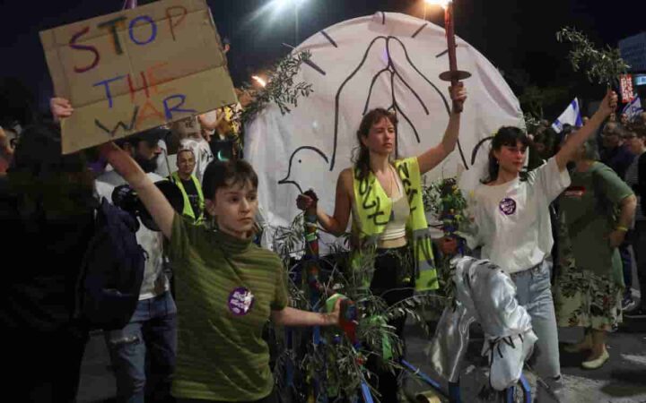 Miles protestan afuera de la casa de Netanyahu para exigir su renuncia Miles protestan afuera de la casa de Netanyahu para exigir su renuncia