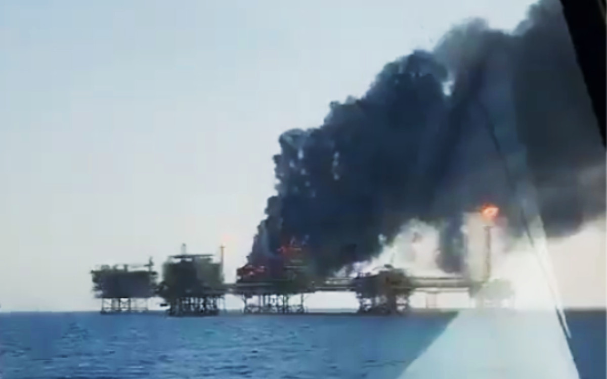 denuncian derrame de petróleo cerca de plataforma de pemex en campeche