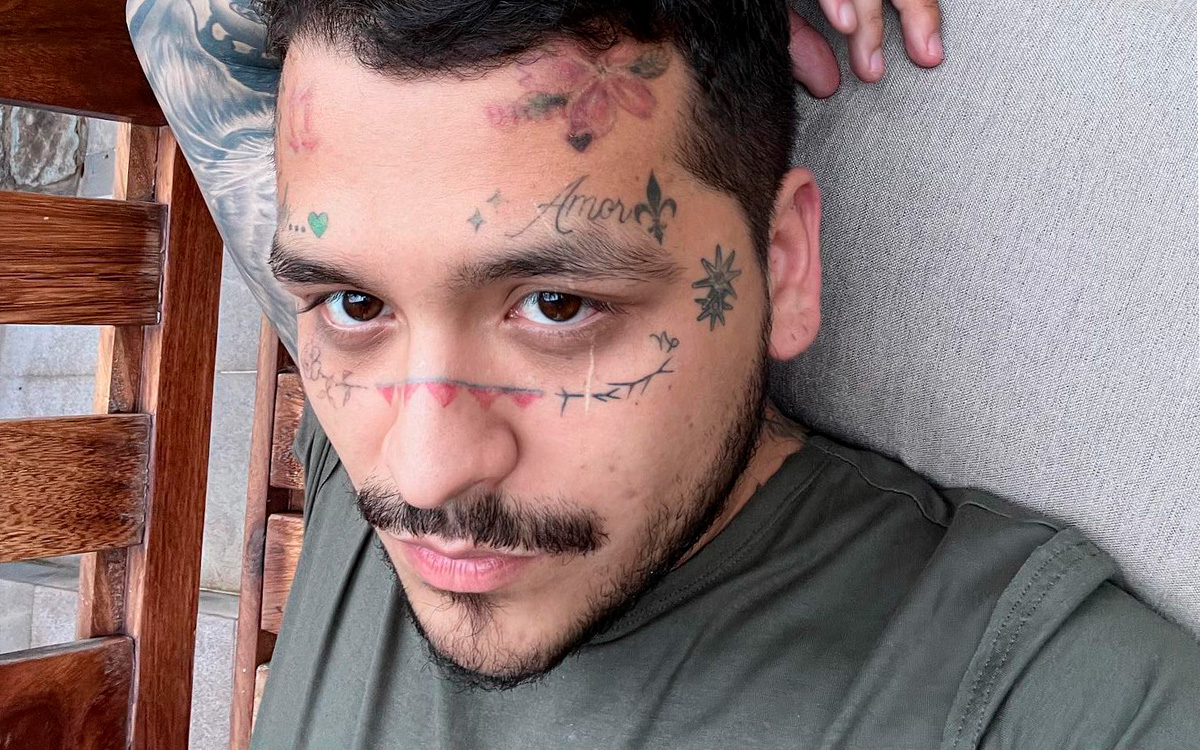 ¡Christian Nodal tiene nuevo rostro! Reaparece sin tatuajes | Fotos