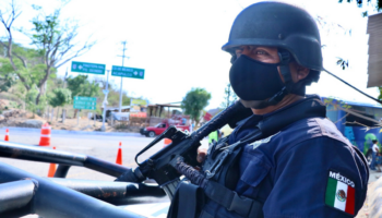 Policías de Oaxaca protagonizan video musical de 'El Oaxaco’ con armas y vehículos del estado